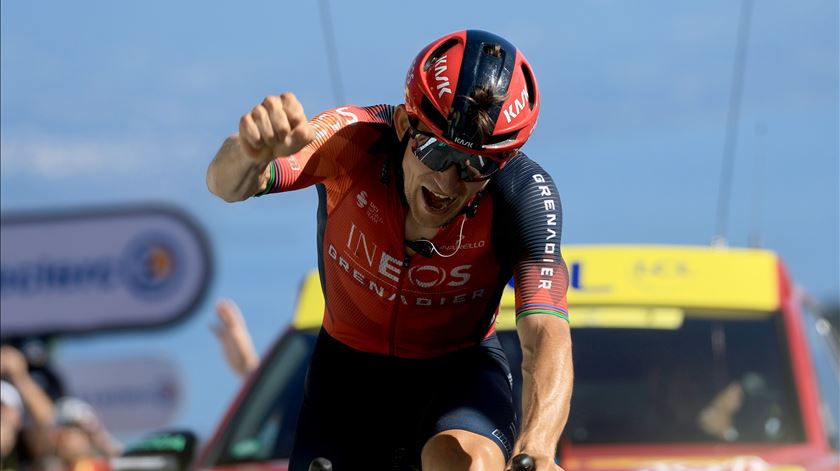 Kwiatkowski ganha etapa 13 do Tour. Pogacar aperta com Vingegaard