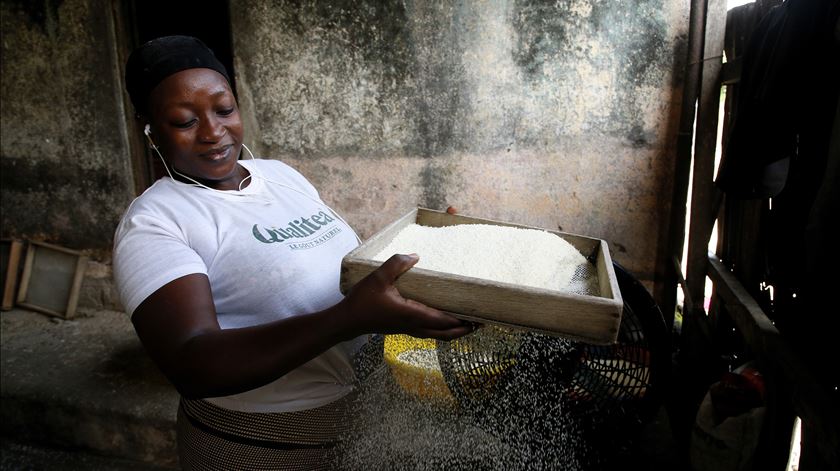 Mulher prepara o attiéké, prato tradicional da Costa do Marfim. Foto: Legnan Koula/EPA