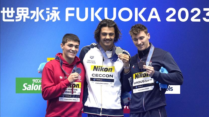 Diogo Ribeiro (esquerda) com a medalha de prata. Foto: Franck Robichon/EPA