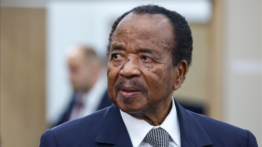 Aos 92 anos, presidente mais velho do mundo vence eleições nos Camarões
