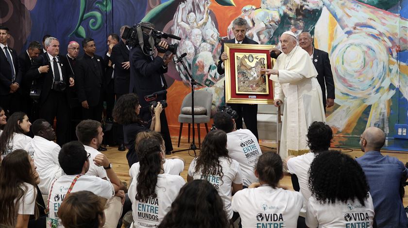 Papa Francisco explica o significado de um quadro que ofereceu à Scholas Occurrentes. Foto: Antonio Cotrim / Pool/EPA