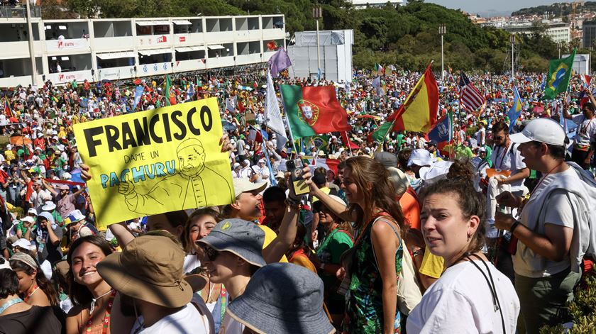 Jovens no Parque Eduardo VII antes da Via-Sacra. Foto: Manuel De Almeida/Lusa