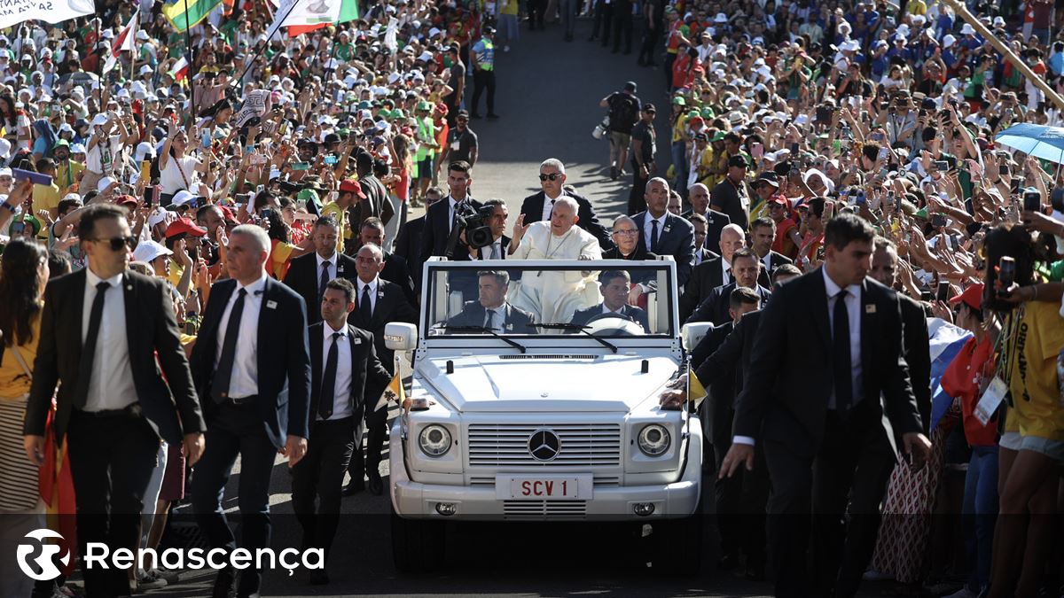 Papa Francisco pára cortejo para beber mate oferecido por jovem -  Renascença V+
