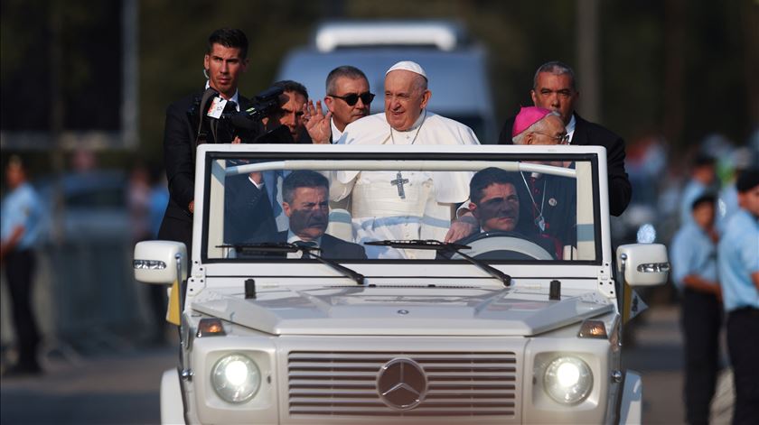 Papa no seu papamóvel, qual super-herói. Foto: Paulo Novais / Pool/EPA