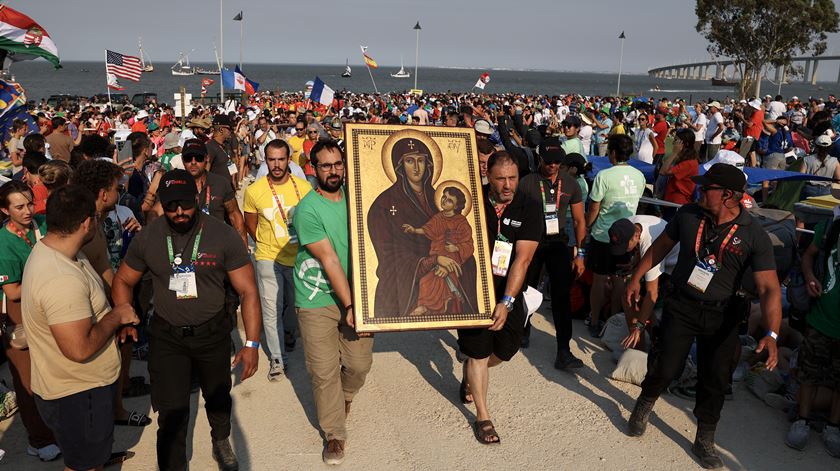 Símbolos da JMJ chegam de barco ao Parque Tejo antes de vigília com o Papa. Foto: Miguel A. Lopes/Lusa