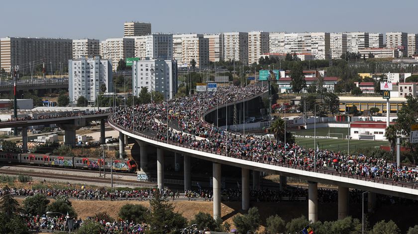 Peregrinos deixam Parque Tejo após missa com o Papa Francisco. Foto: José Sena Goulão/Lusa