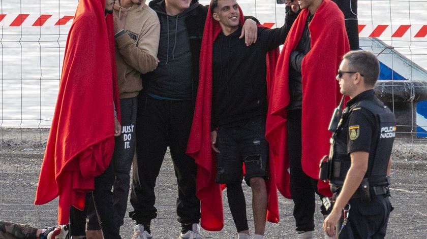 Migrantes resgatados ao pé de Lanzarote. Foto: Adriel Perdomo/EPA