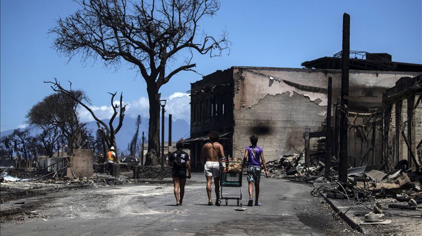 Incêndio destrói cidade histórica de Lahaina, na ilha de Maui. Fotos: Etienne Laurent/EPA