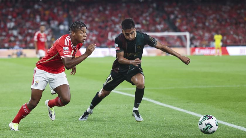 David Neres com duas assistências durante o Benfica vs Estrela Amadora. Foto: Manuel De Almeida/EPA