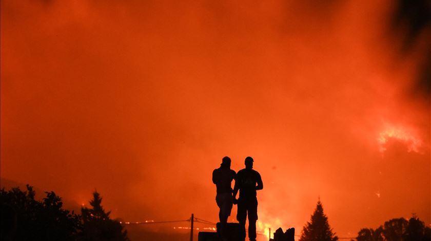 Incêndio em Alexandropólis, Grécia. Foto: Dimitris Alexoudis/EPA