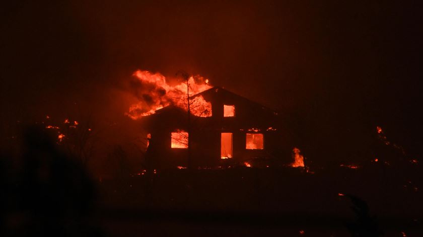 Incêndio em Alexandropólis, Grécia. Foto: Dimitris Alexoudis/EPA