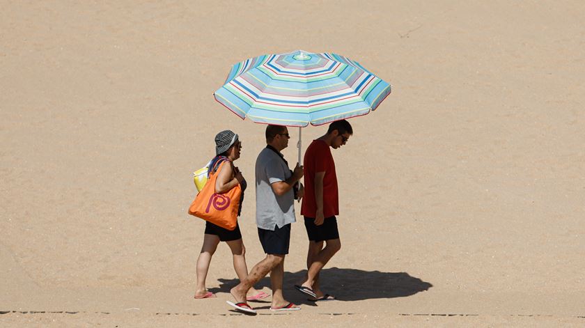 Infarmed alerta para dois protetores solares infantis retirados do mercado austríaco