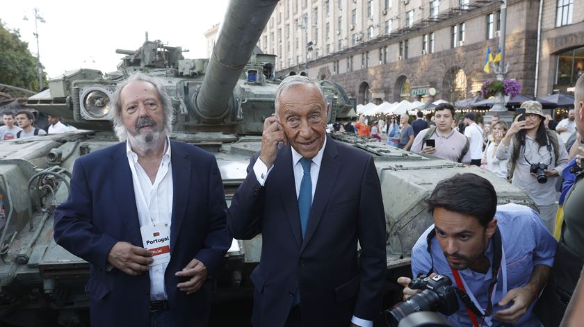 Com o homem da Ephemera, em Kiev. Foto: António Pedro Santos/Lusa