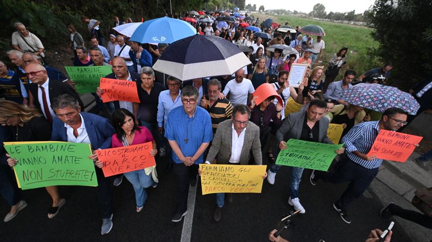 Manifestação contra violência sexual em Caivano, Nápoles, depois de casos de violação. Foto: Ciro Fusco/EPA