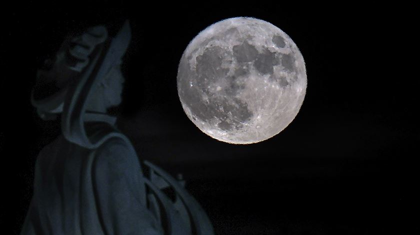 Astronautas da NASA dão volta à Lua em 2026