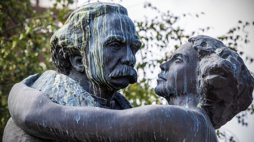 estátua de Camilo Castelo Branco no largo Amor de Perdição no Porto Foto: José Coelho/Lusa