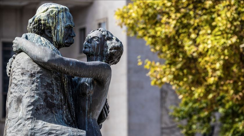 estátua de Camilo Castelo Branco do largo Amor de Perdição no Porto Foto: José Coelho/Lusa