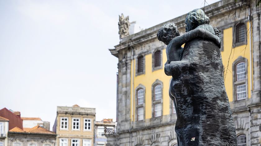 estátua de Camilo Castelo Branco no largo Amor de Perdição no Porto Foto: José Coelho/Lusa