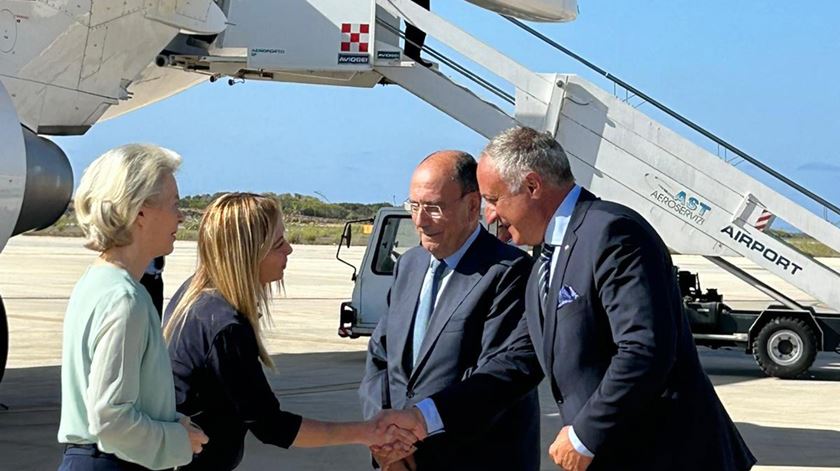 Ursula von der Leyen em Lampedusa. Foto: Concetta Rizzo/EPA