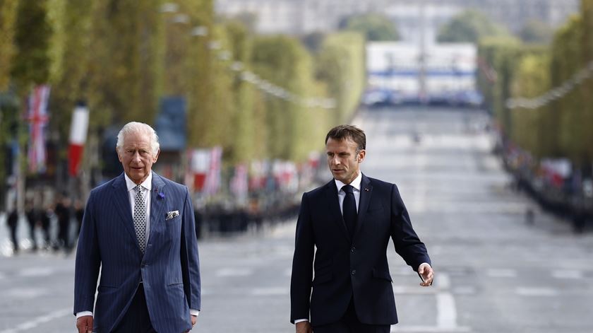 Carlos III e Macron. Foto: Yoan Valat / Pool / EPA