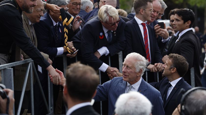 Carlos III cumprimenta os franceses. Foto: Yoan Valat / Pool / EPA