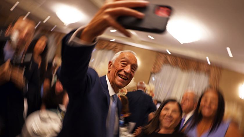 Marcelo Rebelo de Sousa, o "Presidente dos afetos", tira selfie com a comunidade portuguesa de Tarrytown, no estado de Nova Iorque. Foto: Nuno Veiga/Lusa