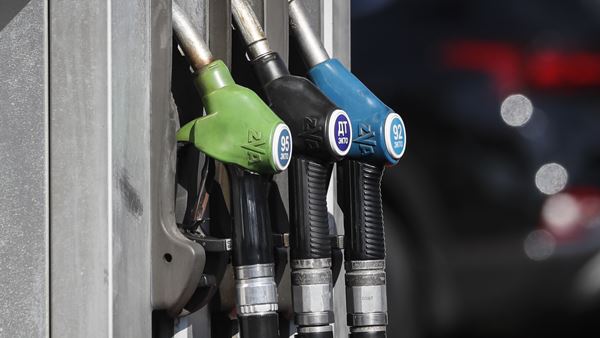 Bombas de gasolina aproveitam subidas do petróleo para aumentar preços? Estudo diz que não Bombas de gasolina aproveitam subidas do petróleo para aumentar preços? Estudo diz que não