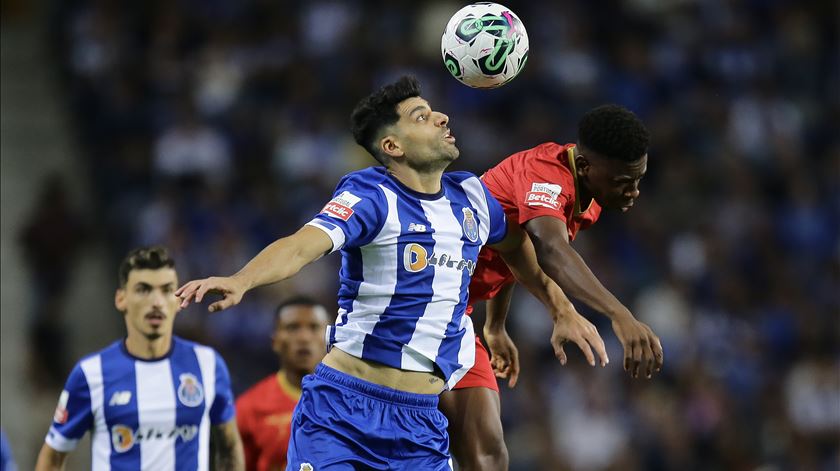 Taremi e Buta durante o FC Porto vs Gil Vicente. Foto: Manuel Fernando Araujo/EPA