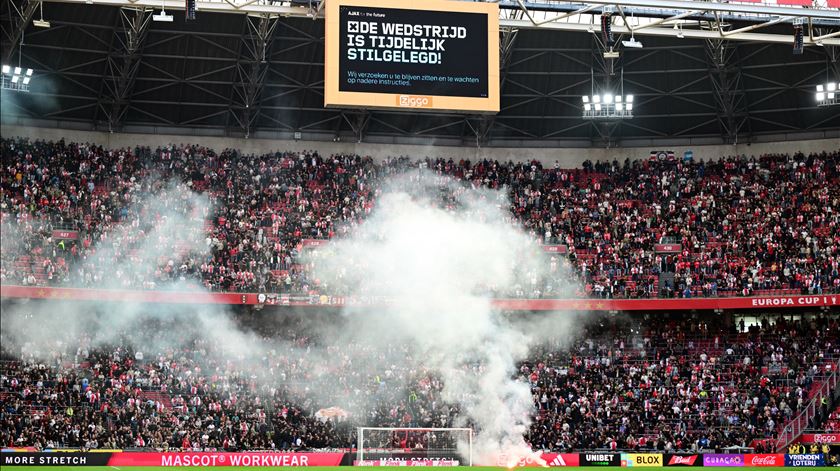 Ajax-Feyenoord será retomado na quarta-feira à porta fechada Ajax-Feyenoord será retomado na quarta-feira à porta fechada