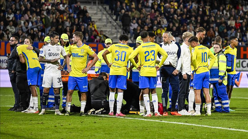 guarda-redes Etienne Vaessen sofre lesão grave no RKC Waalwijk vs Ajax Foto: Olaf Kraak/EPA