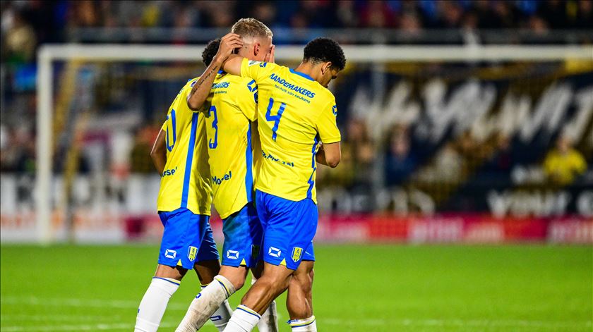 guarda-redes Etienne Vaessen sofre lesão grave no RKC Waalwijk vs Ajax Foto: Olaf Kraak/EPA