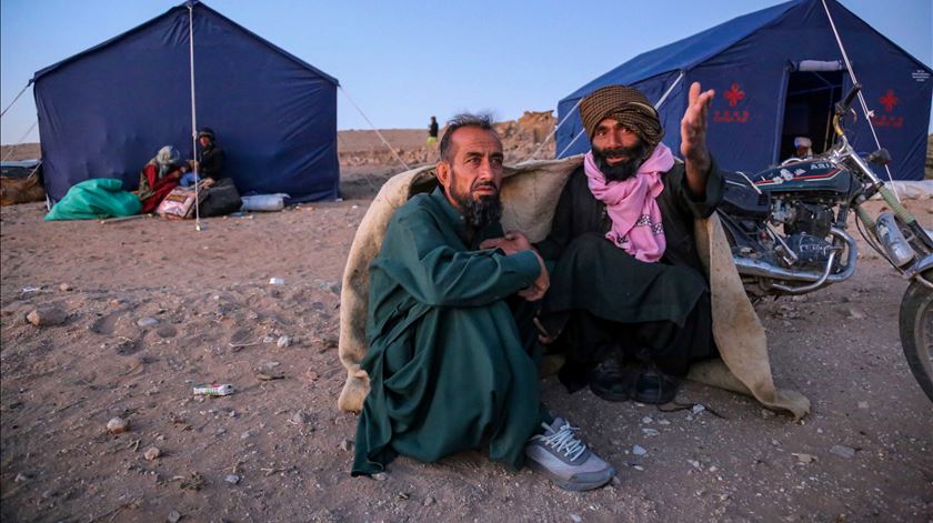 Sismo no Afeganist&#227;o. Talib&#227;s confirmam mais de 2 mil mortos e 9 mil feridos