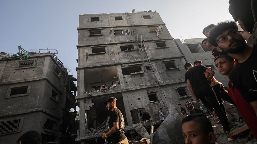 Devastação em Gaza após ataque israelita. 338 mil pessoas estão deslocadas. Foto: Mohammed Saber/EPA