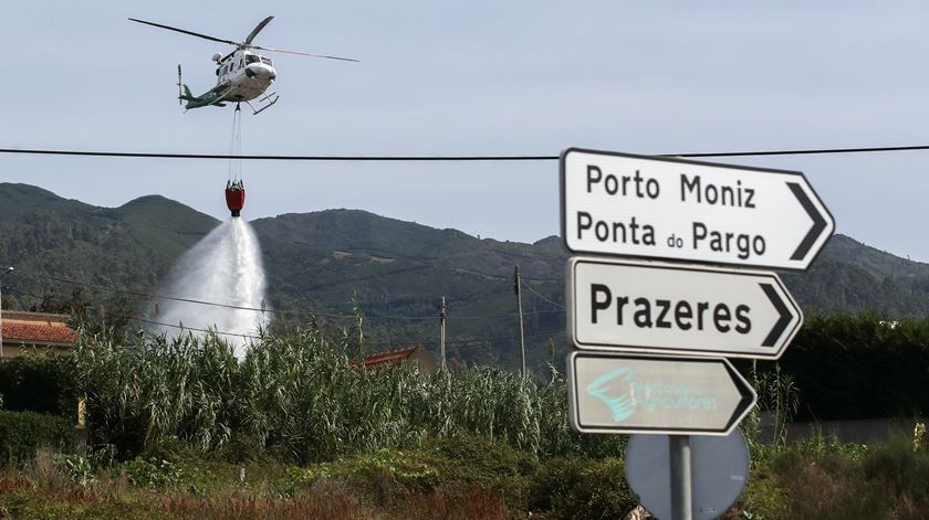 "As pessoas estão assustadas". Chamas ameaçam centro da vila de Porto Moniz