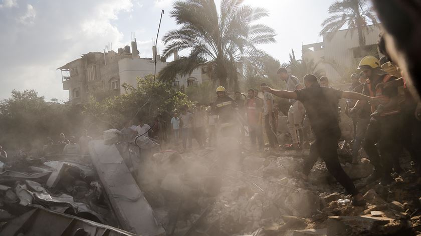 Católicos abrigados em igreja de Gaza. "Antes morrer com dignidade do que lentamente humilhados"