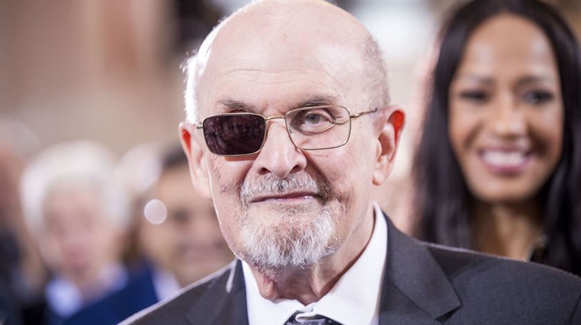Salman Rushdie "satisfeito" com sentença de 25 anos de prisão do seu agressor