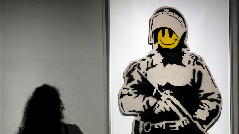 "Smiling Copper", de Banksy. Foto: Quique Garcia/EPA