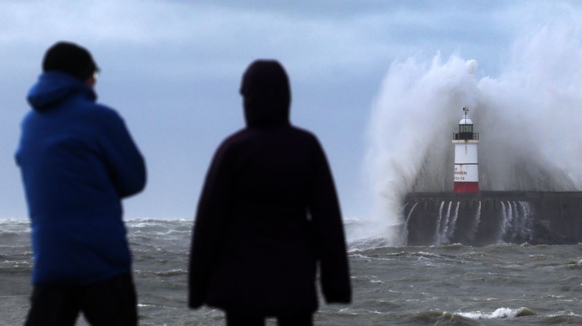 Destruição e mortes. Tempestade Ciarán causa perturbações significativas na Europa