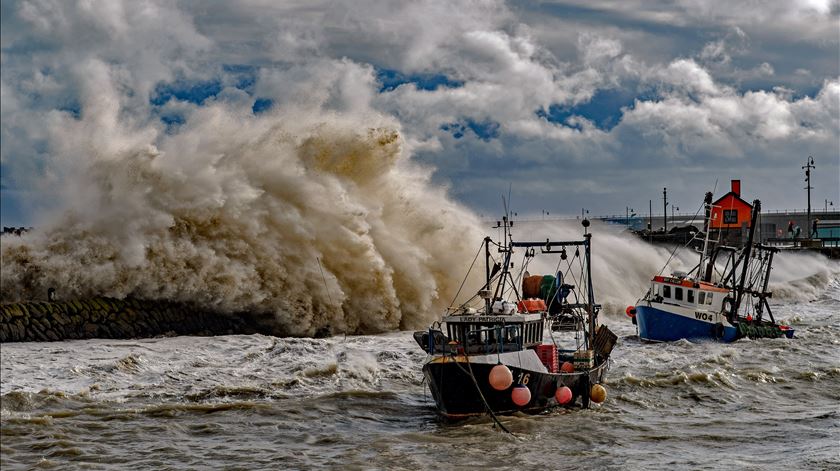 Tempestade Ciáran causa estragos em Folkestone, Kent, em Inglaterra. Foto: Stuart Brock/EPA