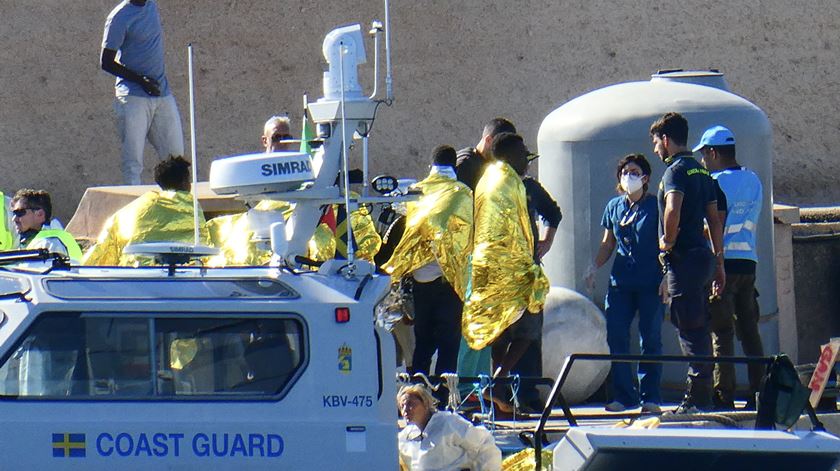 Barco com 573 pessoas chega à ilha italiana de Lampedusa
