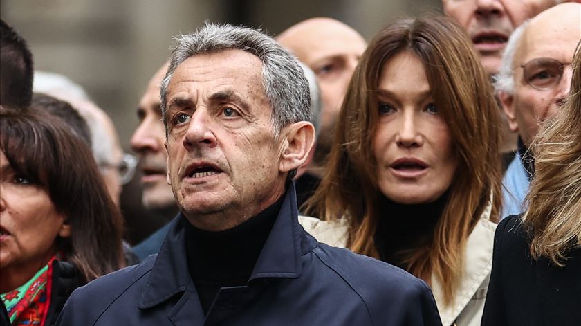 Pistas de dinheiro vivo baseiam pedido de condenação de Sarkozy por corrupção