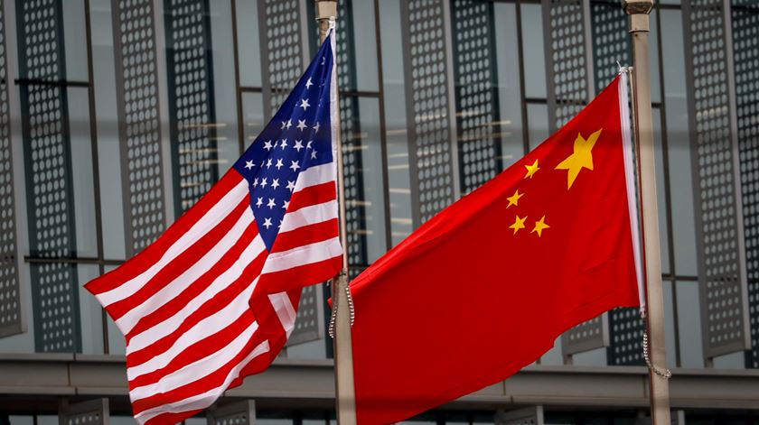 China desmente Trump sobre negociações comerciais com Estados Unidos