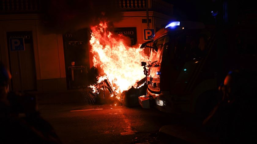 “Morte ao mau governo”. Feridos e detidos em manifestação com quatro mil pessoas em Madrid