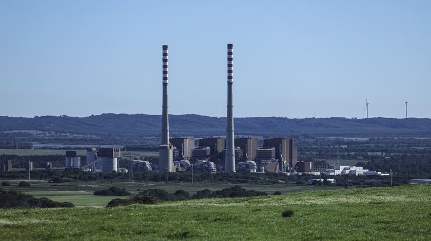 Dominado o incêndio na antiga central termoelétrica de Sines