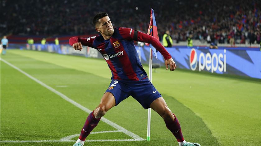 João Cancelo vai mesmo regressar ao Barça, confirma Deco