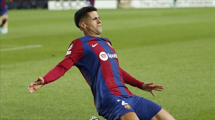 Cancelo tem lesão no joelho esquerdo e desfalca FC Barcelona por tempo indeterminado
