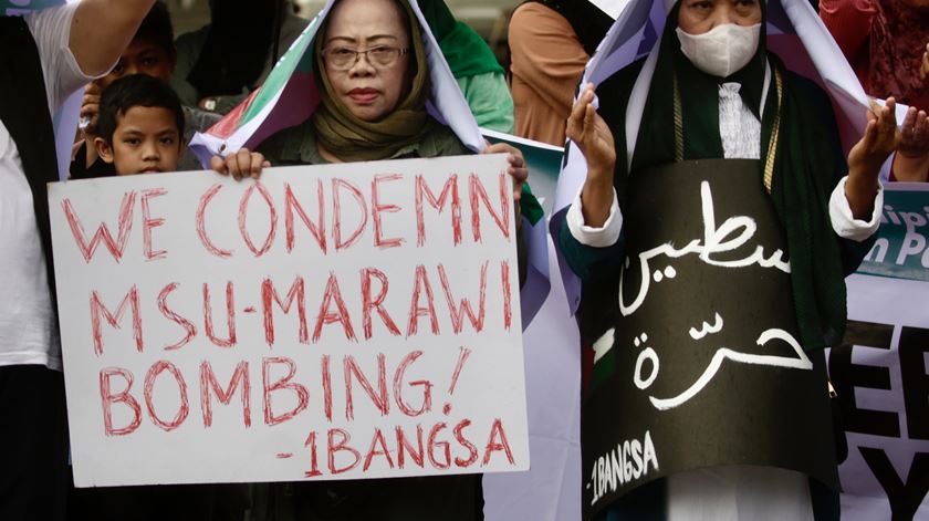 Muçulmanos reúnem-se em solidariedade com as vítimas da explosão de uma bomba no sul das Filipinas. Foto: Francis R. Malasig/EPA