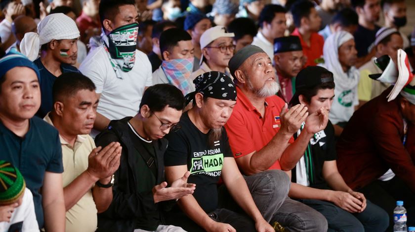 Muçulmanos reúnem-se em solidariedade com as vítimas da explosão de uma bomba no sul das Filipinas. Foto: Francis R. Malasig/EPA