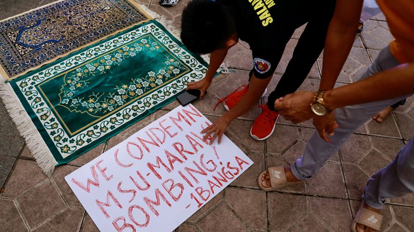 Muçulmanos reúnem-se em solidariedade com as vítimas da explosão de uma bomba no sul das Filipinas. Foto: Francis R. Malasig/EPA