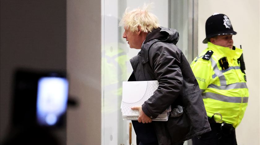 Boris Johnson pede desculpa, mas garante que fez o melhor possível na pandemia